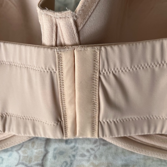 Cream underwire Bra with Molded Cups and Adjustable Straps - Picture 5 of 11